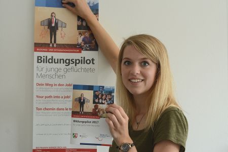 Frau Hält Plakat und Broschüre